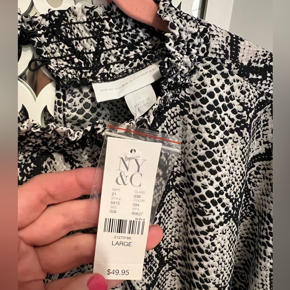 New York & Co Top NWT - Picture 2 of 4